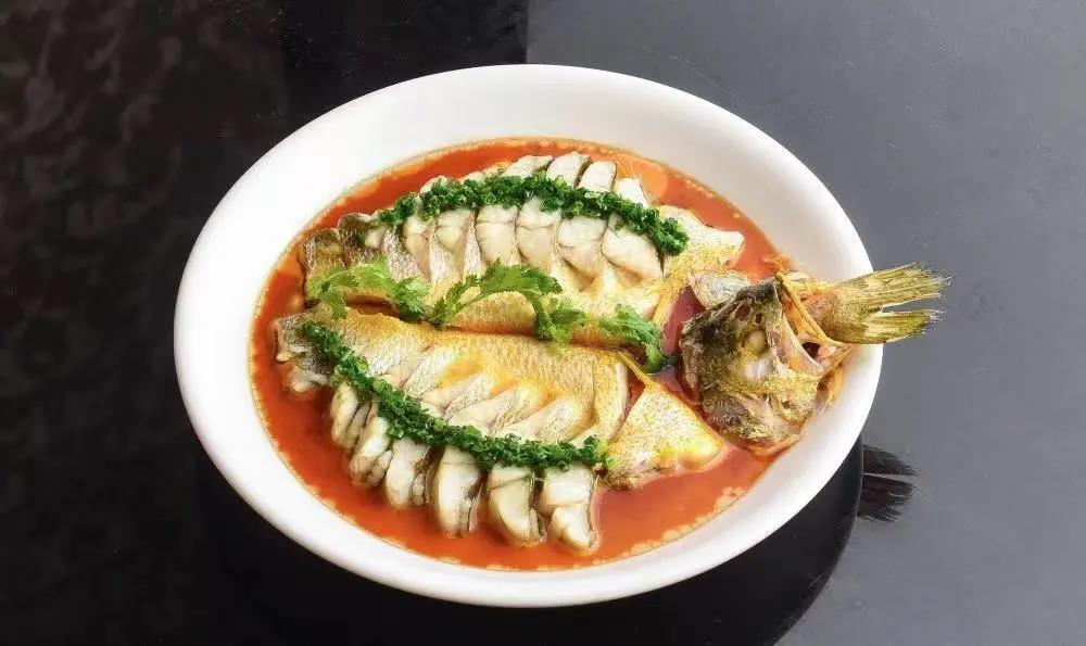 media/autoload/2105/243582.jpg 雞油蒸生態(tài)大黃魚(條) Steamed Yellow Croaker with Chicken Oil.jpg