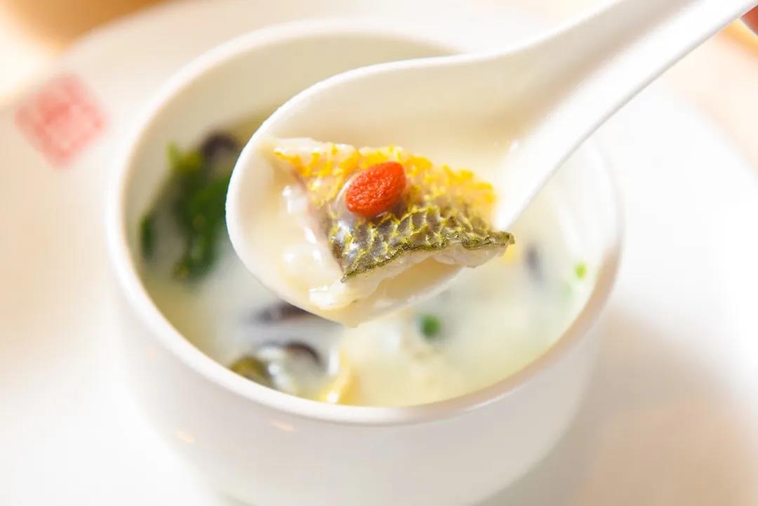 media/autoload/2105/245349.jpg 粥油枸杞葉浸生態(tài)黃魚柳(位)·Yellow Croaker Fillet with Lycium Leaves in Congee Oil.jpg