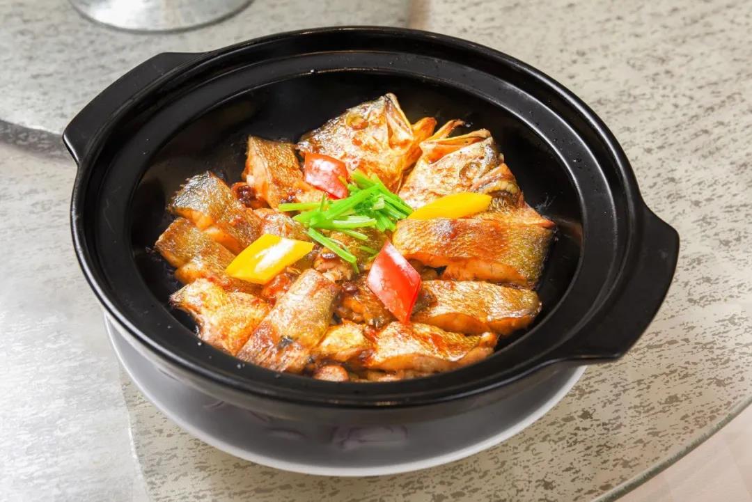 media/autoload/2105/247815.jpg 啫啫生態(tài)大黃魚(例) Yellow Croaker in Sizzling Clay Pot.jpg